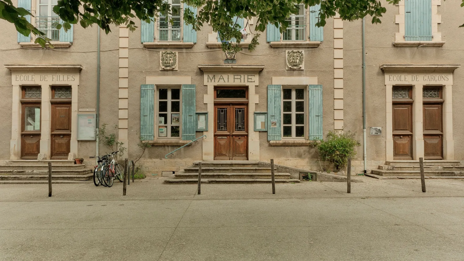 Façade d’une mairie de village typique, place du village